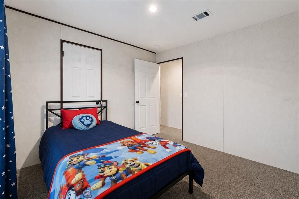 For Sale: $334,900 (5 beds, 3 baths, 1920 Square Feet)