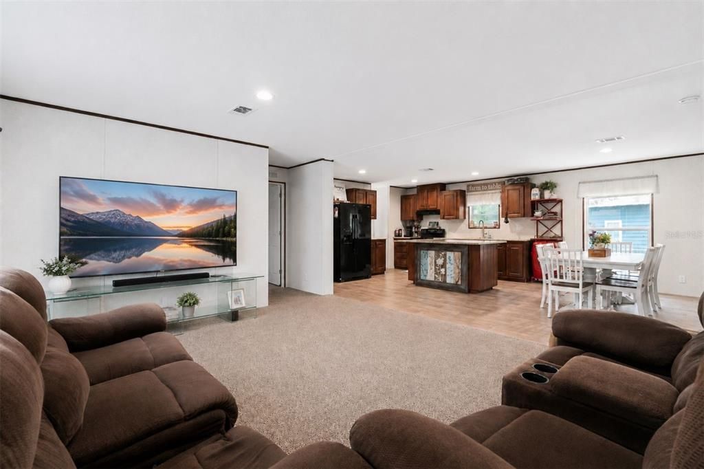 For Sale: $334,900 (5 beds, 3 baths, 1920 Square Feet)