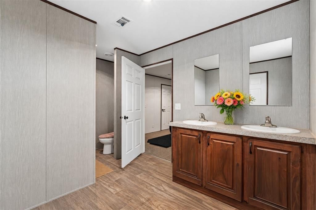 For Sale: $334,900 (5 beds, 3 baths, 1920 Square Feet)