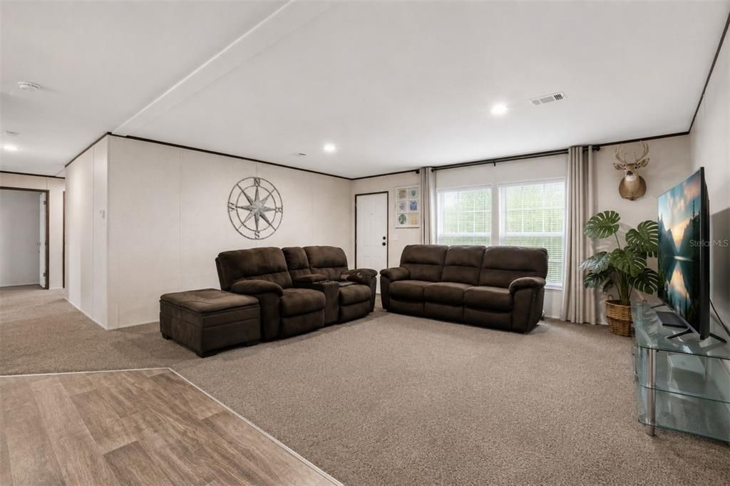For Sale: $334,900 (5 beds, 3 baths, 1920 Square Feet)