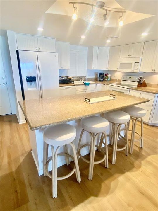 For Sale: $1,225,000 (2 beds, 2 baths, 1299 Square Feet)