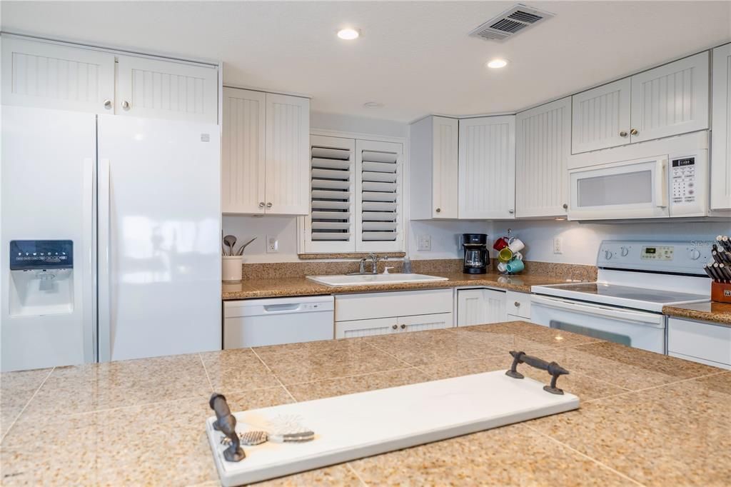 For Sale: $1,225,000 (2 beds, 2 baths, 1299 Square Feet)