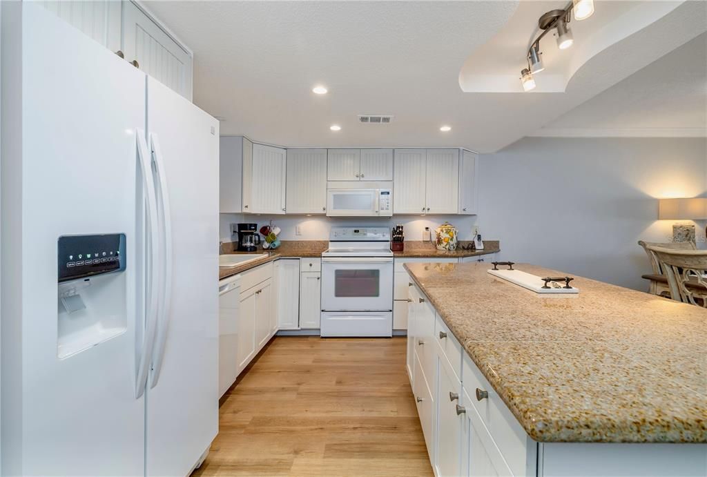For Sale: $1,225,000 (2 beds, 2 baths, 1299 Square Feet)
