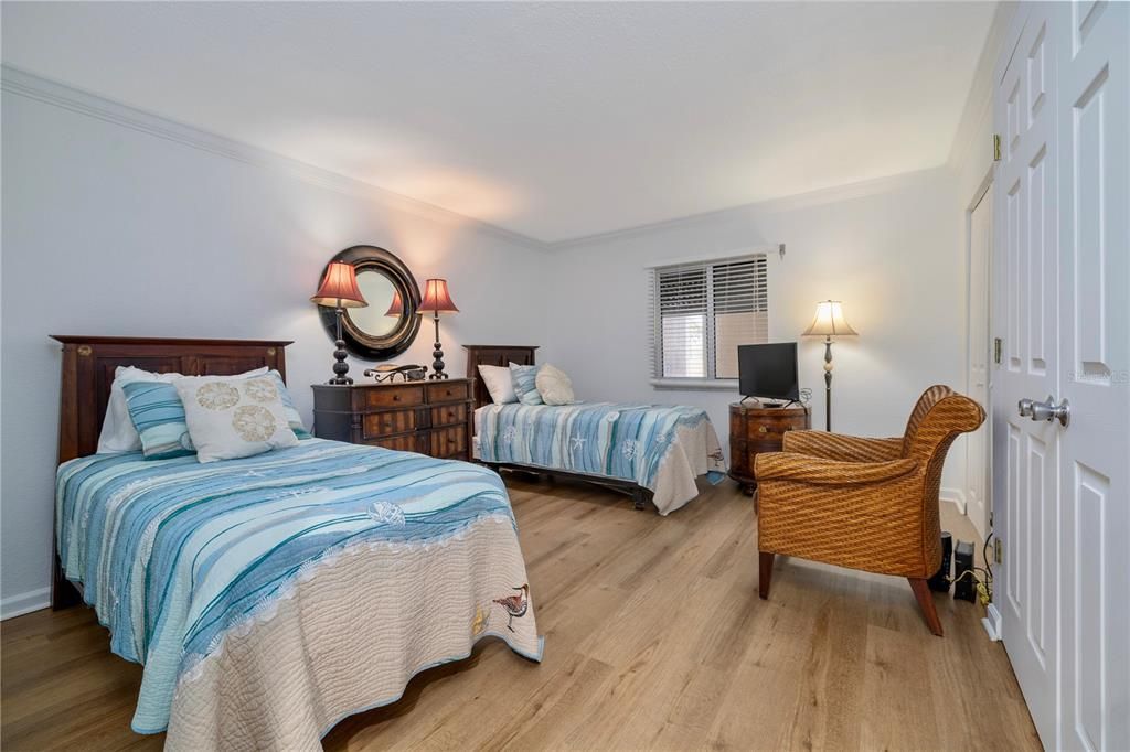 For Sale: $1,225,000 (2 beds, 2 baths, 1299 Square Feet)