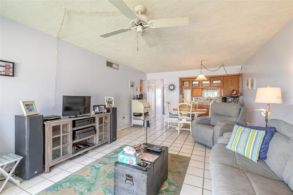 En Venta: $519,900 (2 camas, 2 baños, 950 Pies cuadrados)