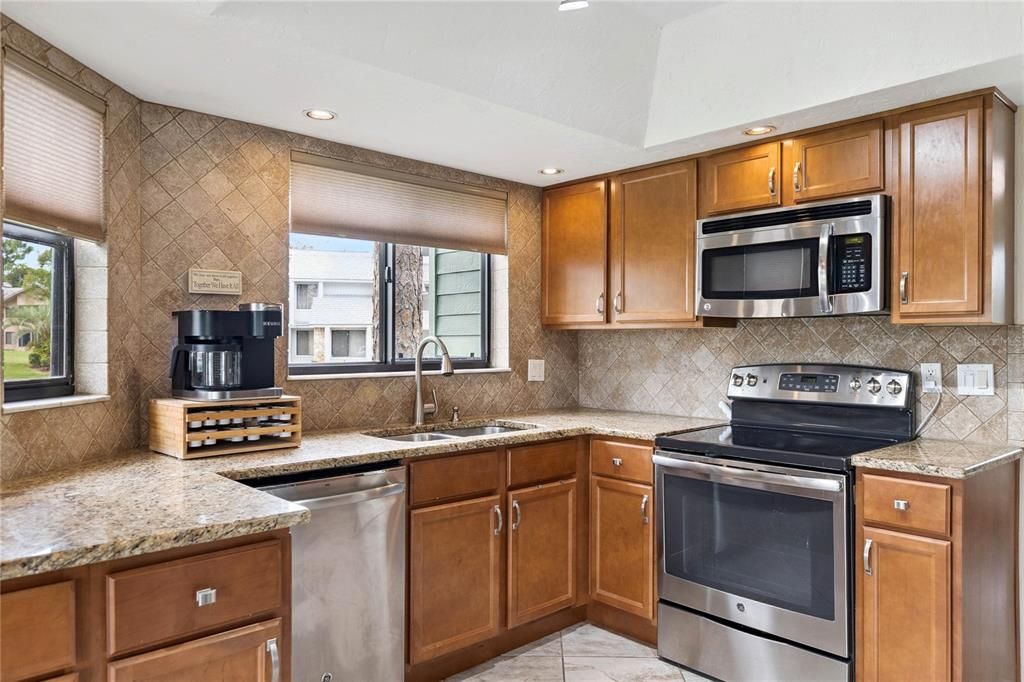 На продажу: $197,500 (2 спален, 2 ванн, 1237 Квадратных фут)