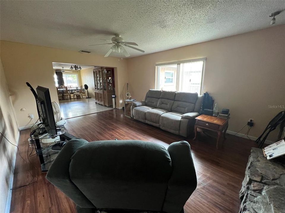 For Sale: $389,000 (3 beds, 1 baths, 1458 Square Feet)