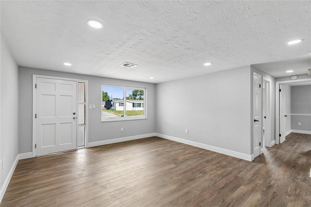 For Sale: $295,000 (3 beds, 2 baths, 1296 Square Feet)