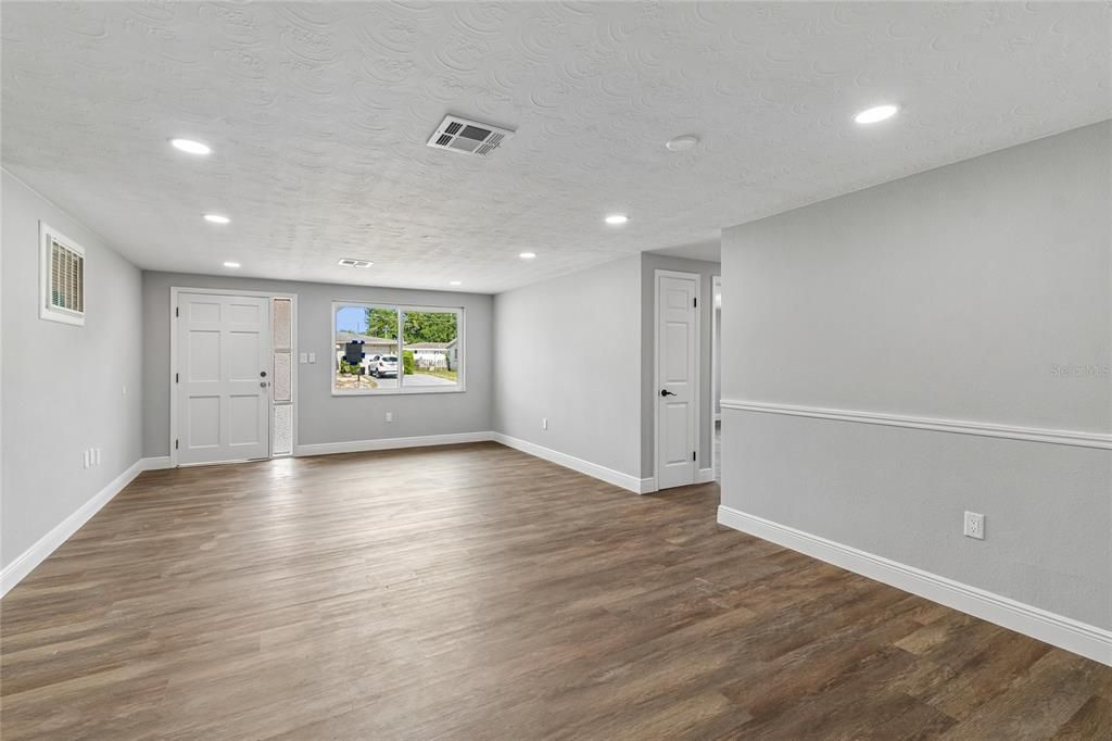 For Sale: $295,000 (3 beds, 2 baths, 1296 Square Feet)