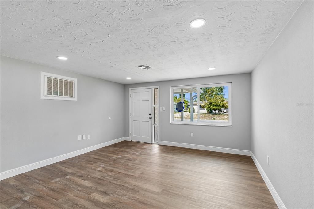 For Sale: $295,000 (3 beds, 2 baths, 1296 Square Feet)