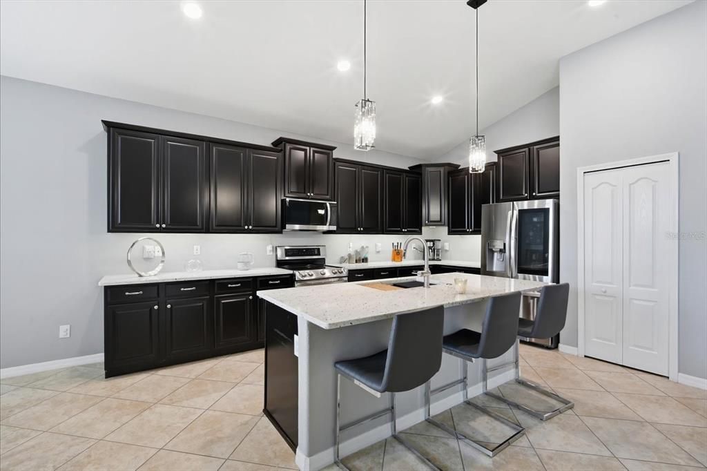На продажу: $469,999 (4 спален, 3 ванн, 2566 Квадратных фут)