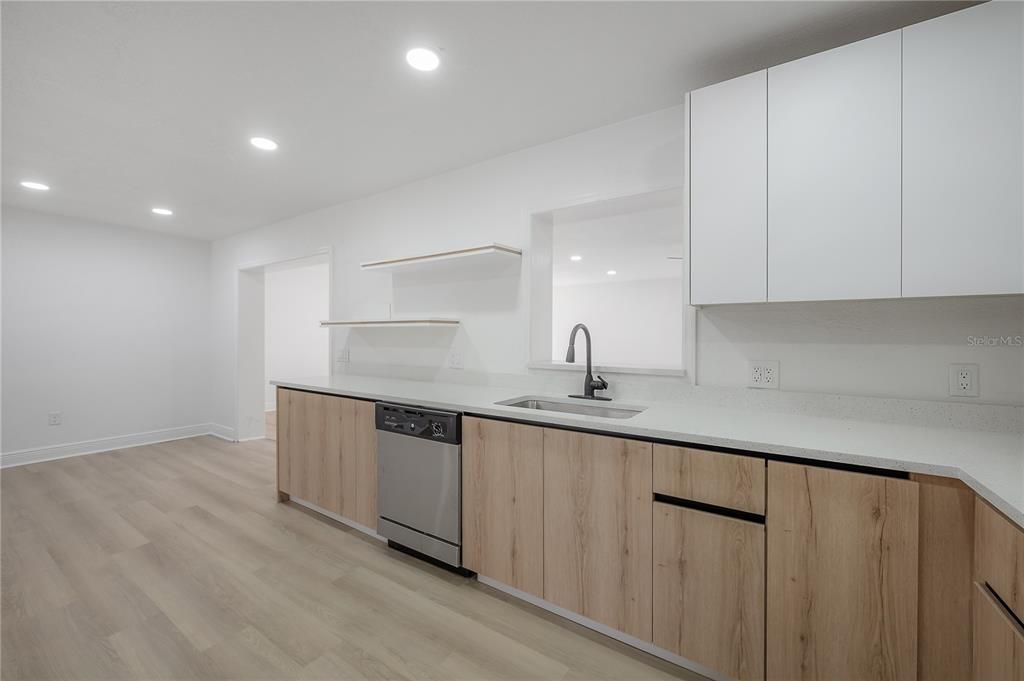На продажу: $325,000 (5 спален, 3 ванн, 2336 Квадратных фут)