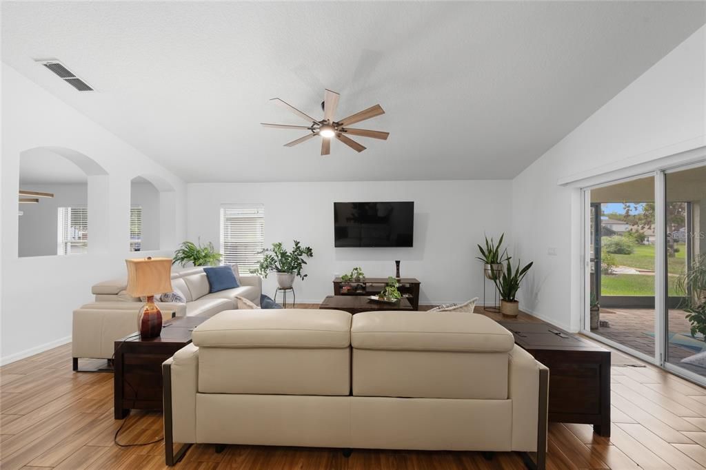 En Venta: $598,000 (3 camas, 2 baños, 2088 Pies cuadrados)