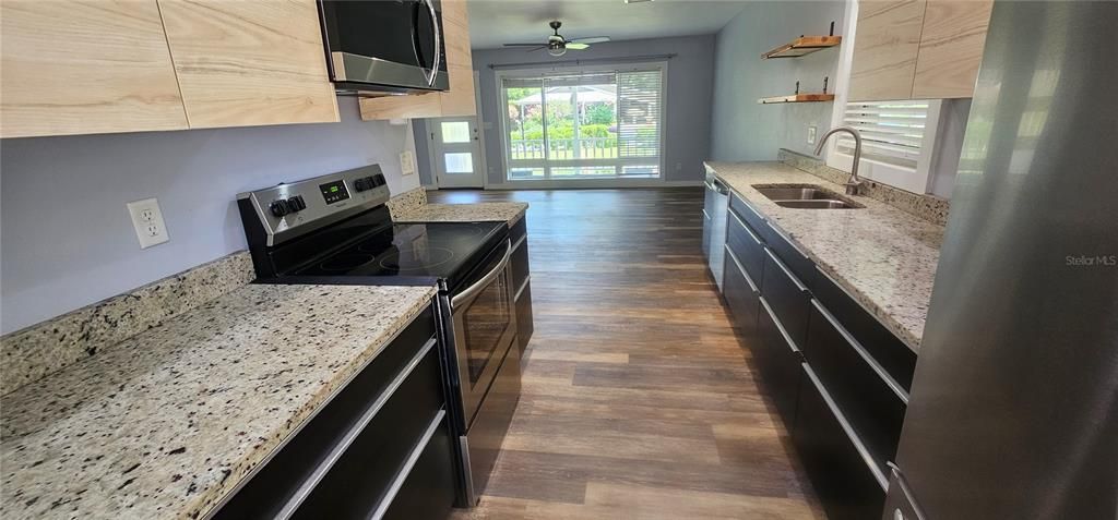 For Sale: $260,000 (3 beds, 2 baths, 1013 Square Feet)
