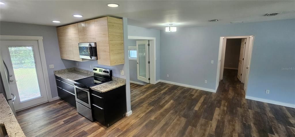 For Sale: $260,000 (3 beds, 2 baths, 1013 Square Feet)