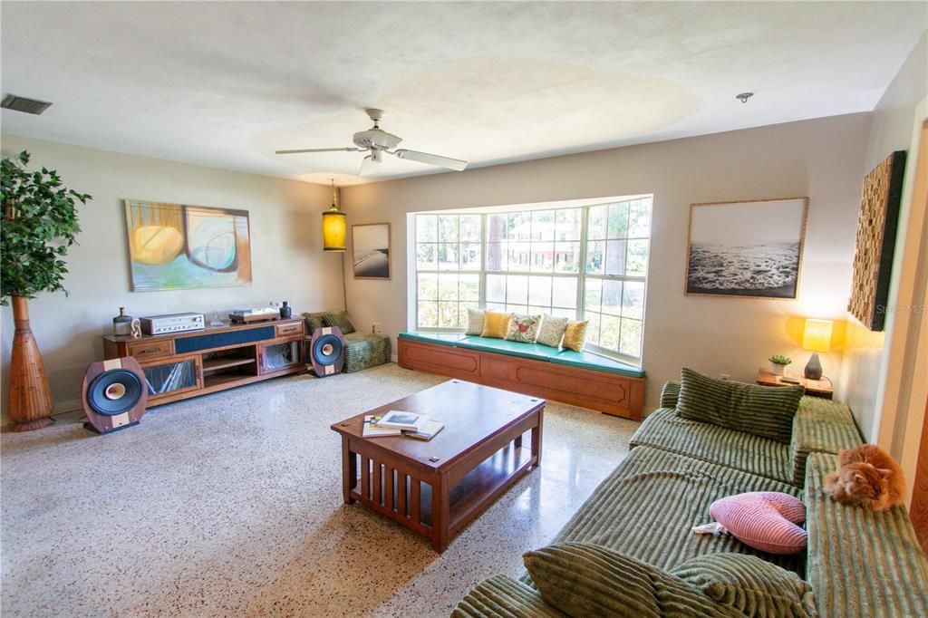 En Venta: $362,500 (3 camas, 2 baños, 1800 Pies cuadrados)