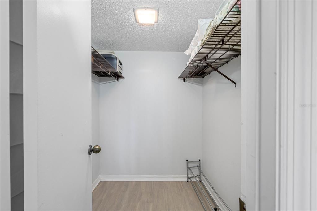 For Rent: $2,000 (1 beds, 1 baths, 915 Square Feet)