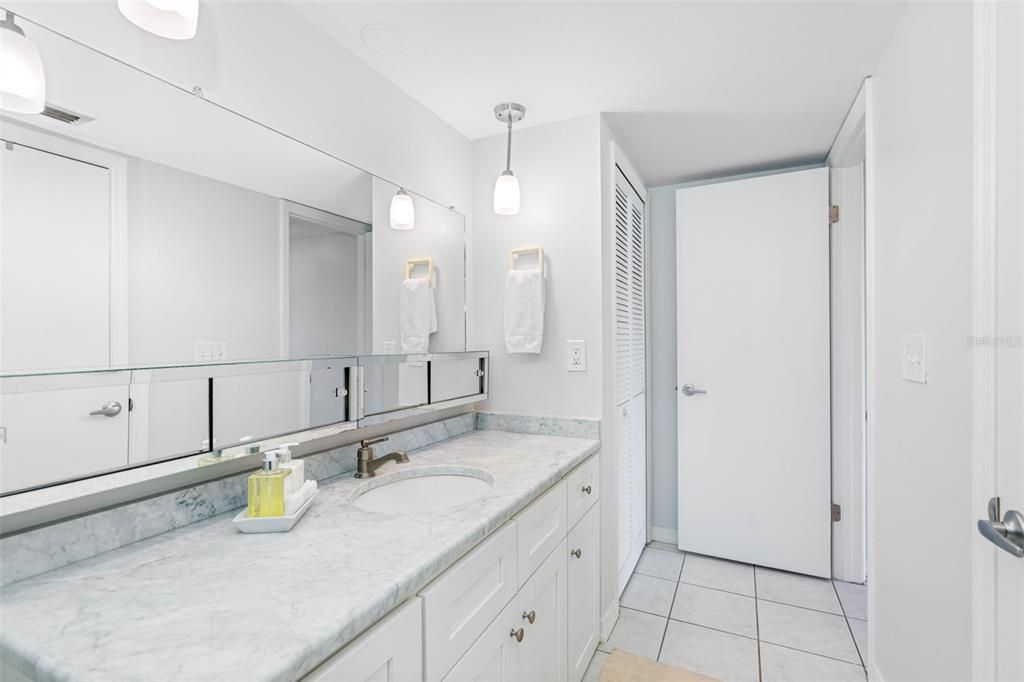For Rent: $2,000 (1 beds, 1 baths, 915 Square Feet)