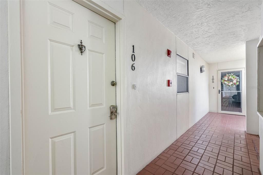 For Rent: $2,000 (1 beds, 1 baths, 915 Square Feet)