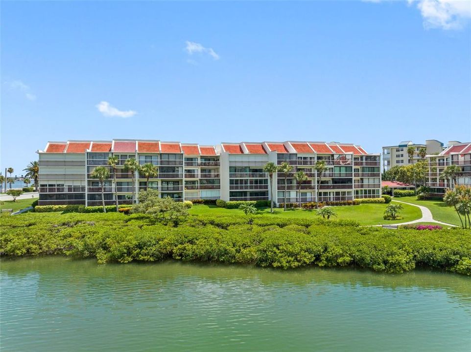 For Rent: $2,000 (1 beds, 1 baths, 915 Square Feet)
