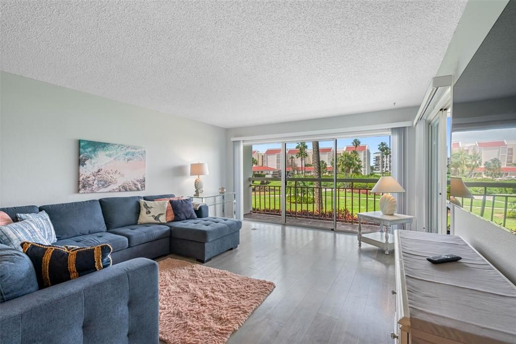 For Rent: $2,000 (1 beds, 1 baths, 915 Square Feet)