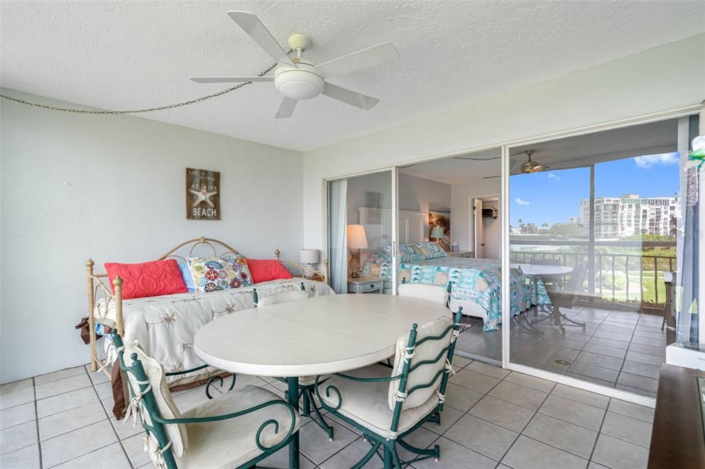 For Rent: $2,000 (1 beds, 1 baths, 915 Square Feet)