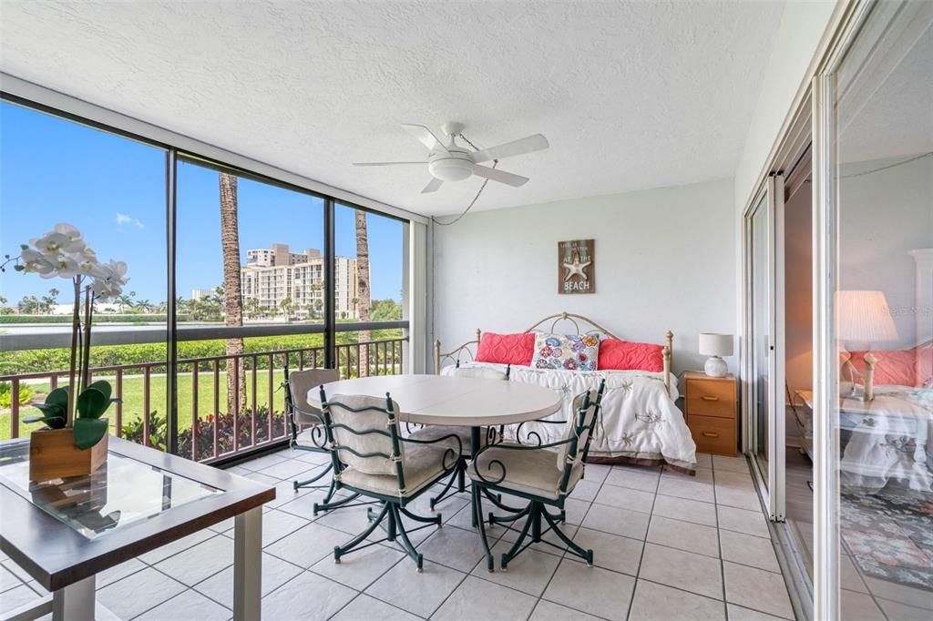 For Rent: $2,000 (1 beds, 1 baths, 915 Square Feet)