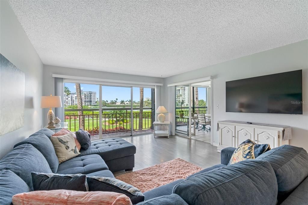 For Rent: $2,000 (1 beds, 1 baths, 915 Square Feet)