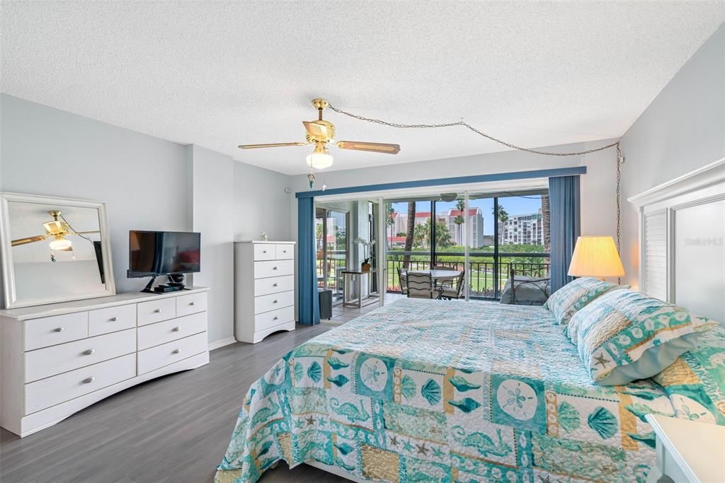 For Rent: $2,000 (1 beds, 1 baths, 915 Square Feet)