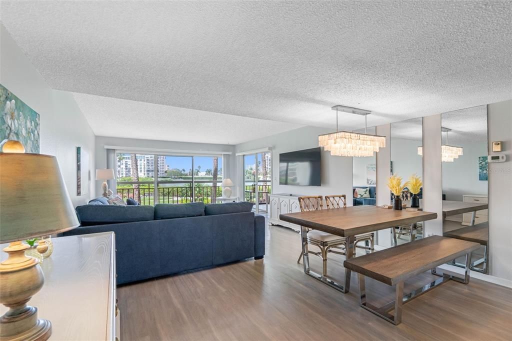 For Rent: $2,000 (1 beds, 1 baths, 915 Square Feet)