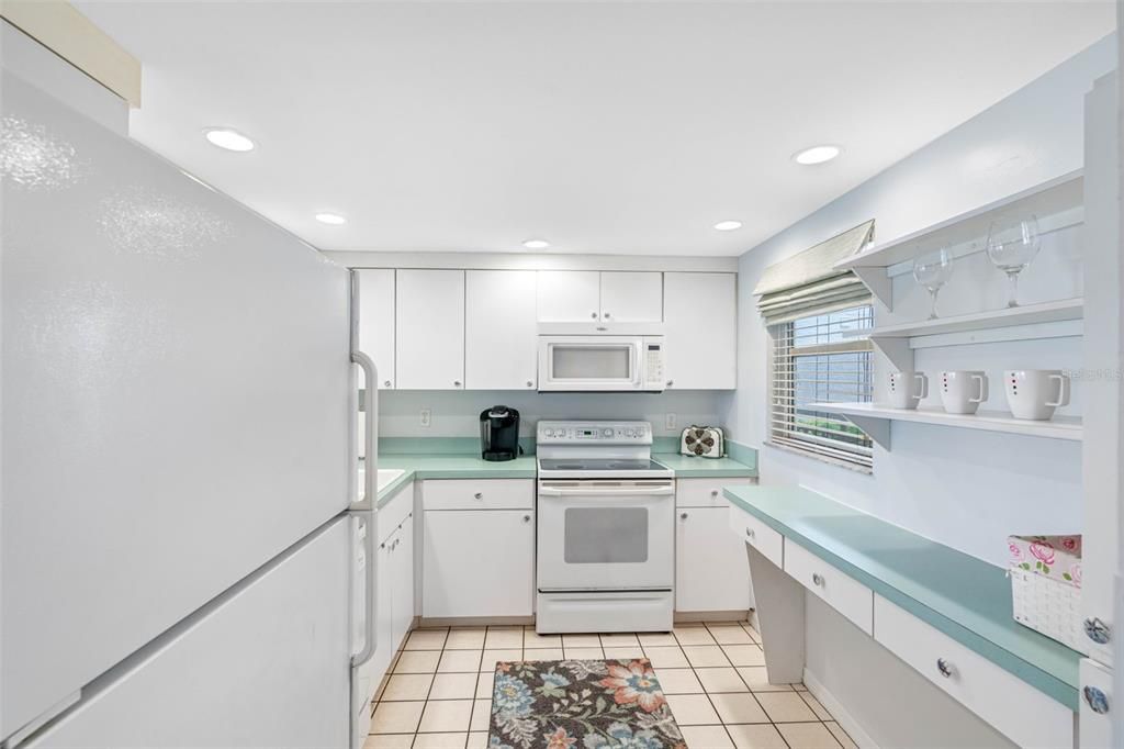 For Rent: $2,000 (1 beds, 1 baths, 915 Square Feet)