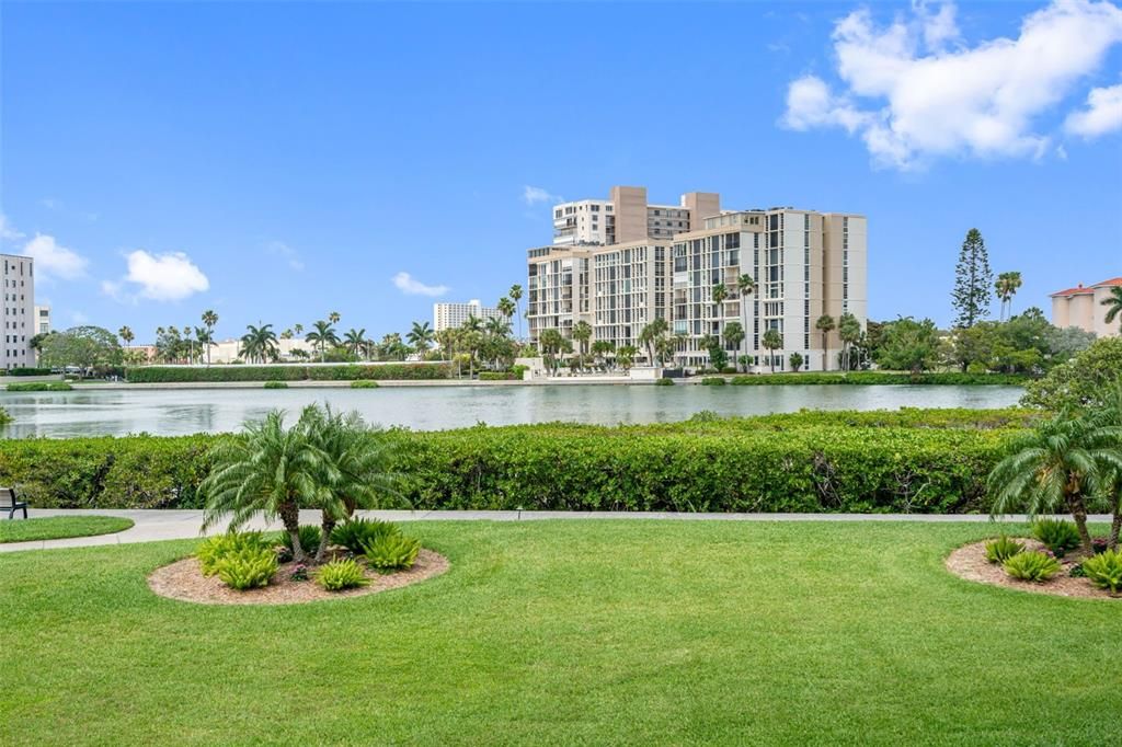 For Rent: $2,000 (1 beds, 1 baths, 915 Square Feet)
