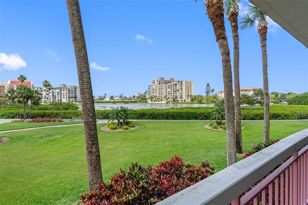 For Rent: $2,000 (1 beds, 1 baths, 915 Square Feet)