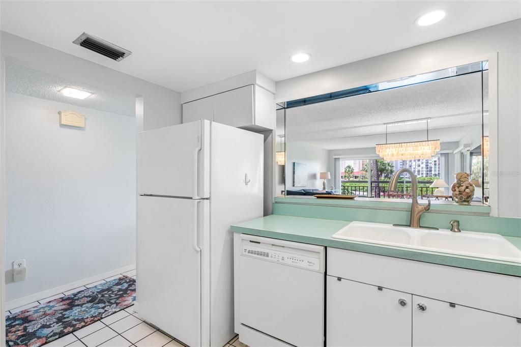 For Rent: $2,000 (1 beds, 1 baths, 915 Square Feet)