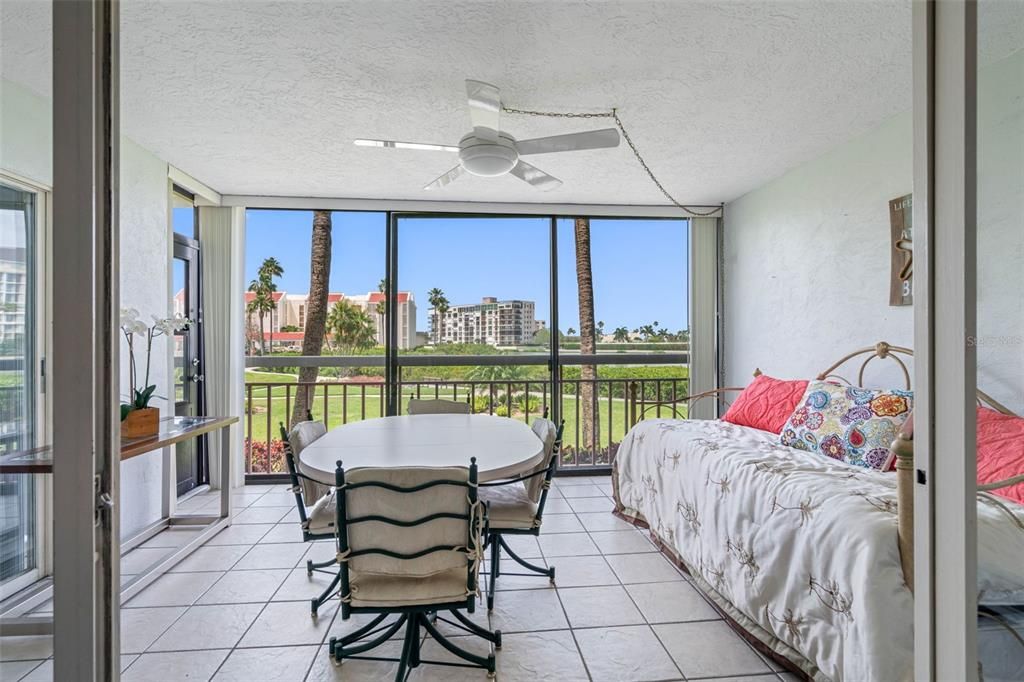 For Rent: $2,000 (1 beds, 1 baths, 915 Square Feet)