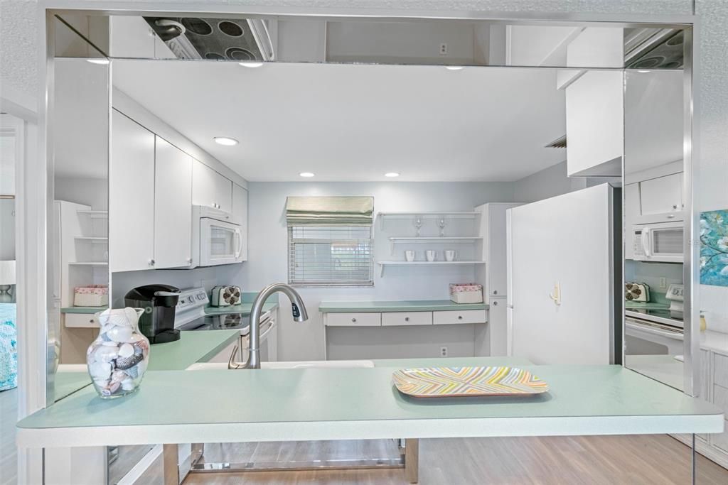 For Rent: $2,000 (1 beds, 1 baths, 915 Square Feet)