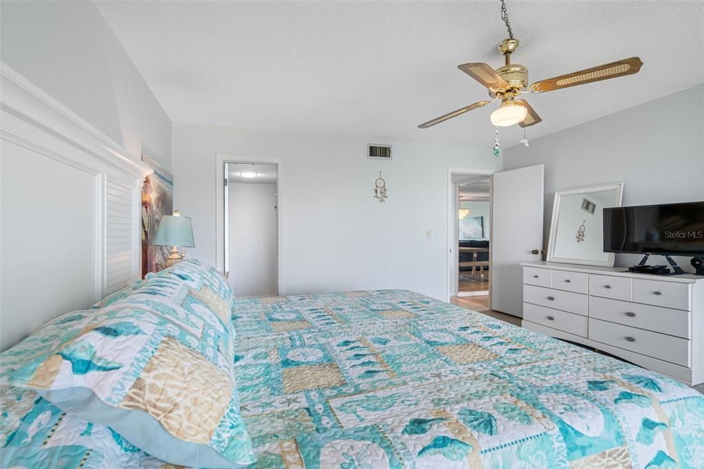 For Rent: $2,000 (1 beds, 1 baths, 915 Square Feet)