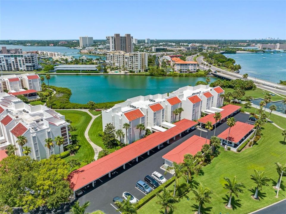For Rent: $2,000 (1 beds, 1 baths, 915 Square Feet)