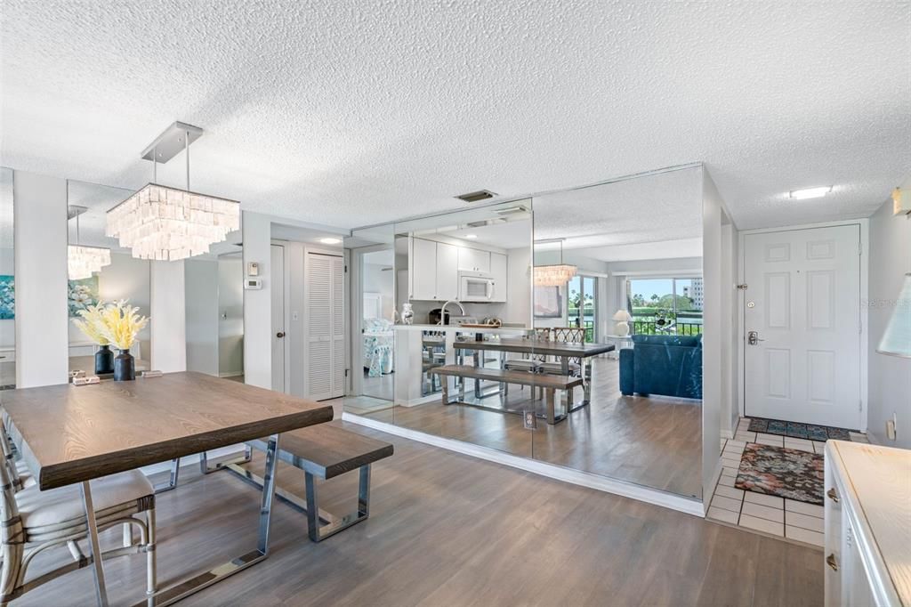 For Rent: $2,000 (1 beds, 1 baths, 915 Square Feet)