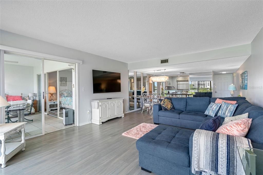 For Rent: $2,000 (1 beds, 1 baths, 915 Square Feet)