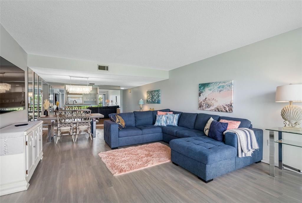 For Rent: $2,000 (1 beds, 1 baths, 915 Square Feet)