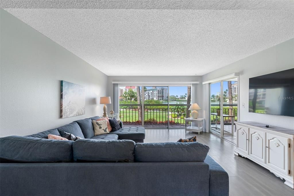 For Rent: $2,000 (1 beds, 1 baths, 915 Square Feet)