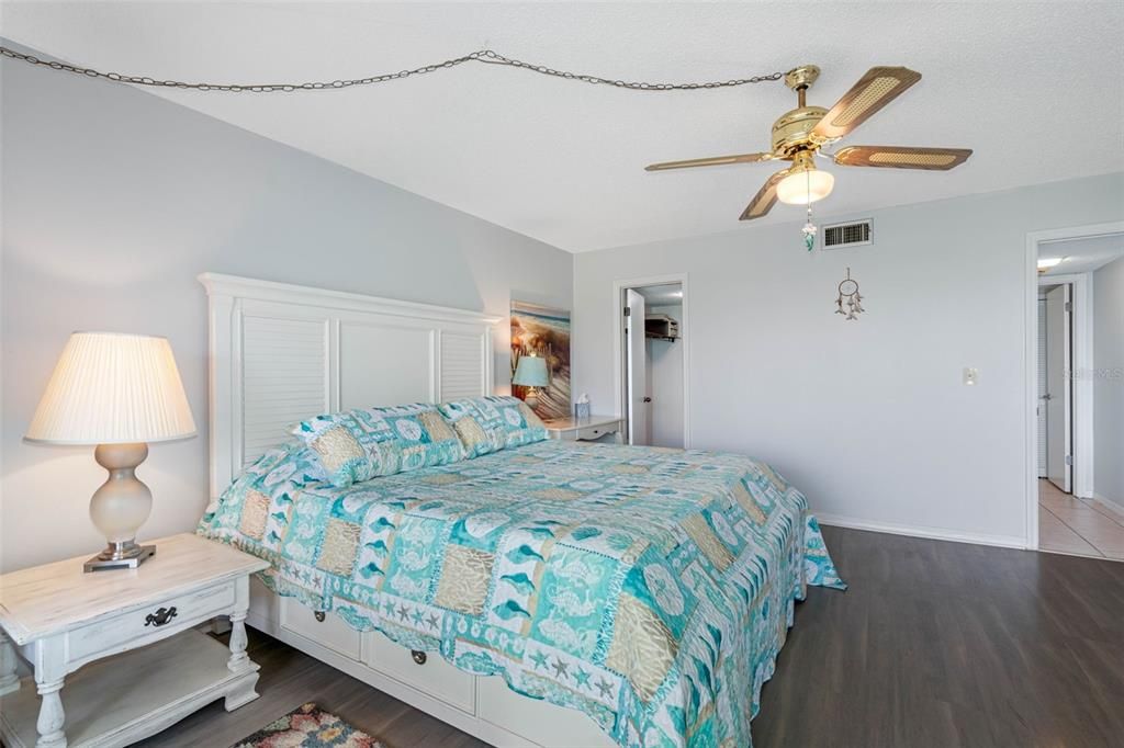 For Rent: $2,000 (1 beds, 1 baths, 915 Square Feet)