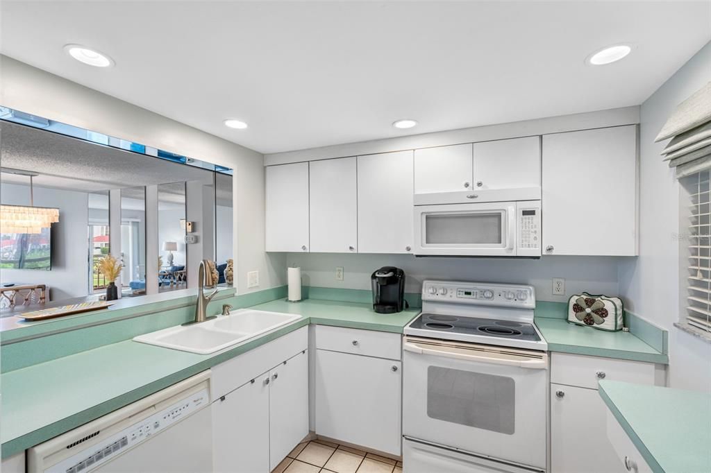 For Rent: $2,000 (1 beds, 1 baths, 915 Square Feet)