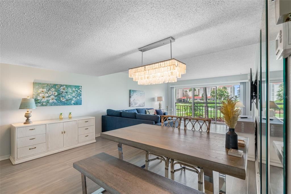For Rent: $2,000 (1 beds, 1 baths, 915 Square Feet)
