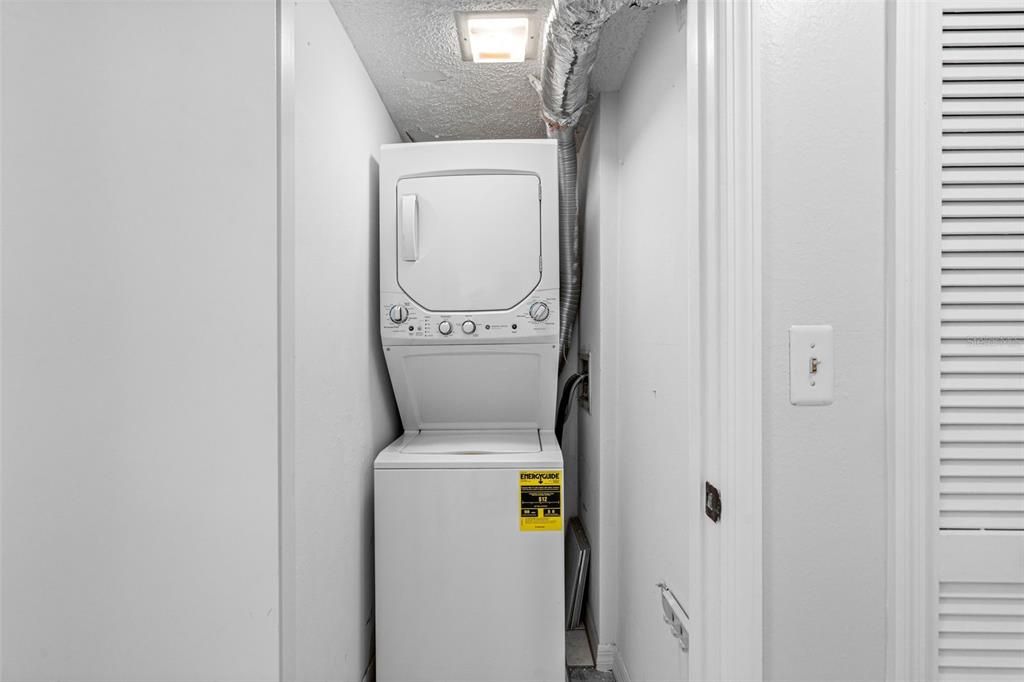 For Rent: $2,000 (1 beds, 1 baths, 915 Square Feet)