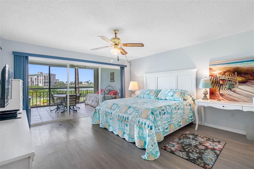 For Rent: $2,000 (1 beds, 1 baths, 915 Square Feet)