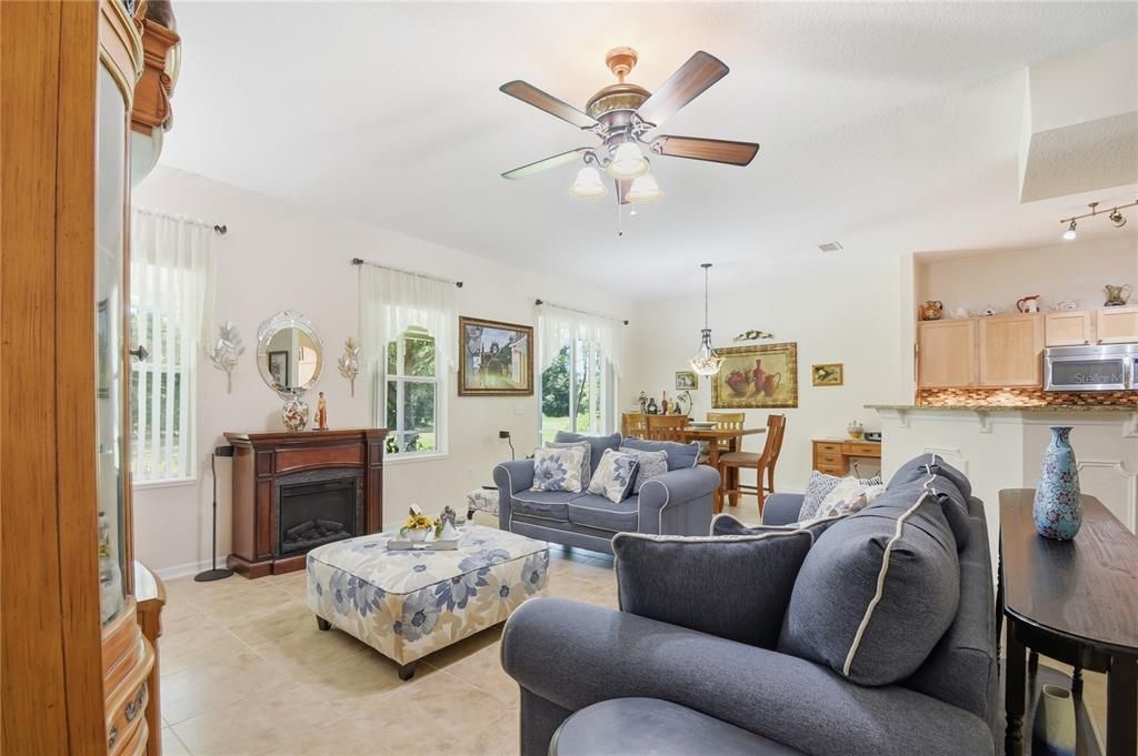 En Venta: $410,000 (4 camas, 2 baños, 2582 Pies cuadrados)