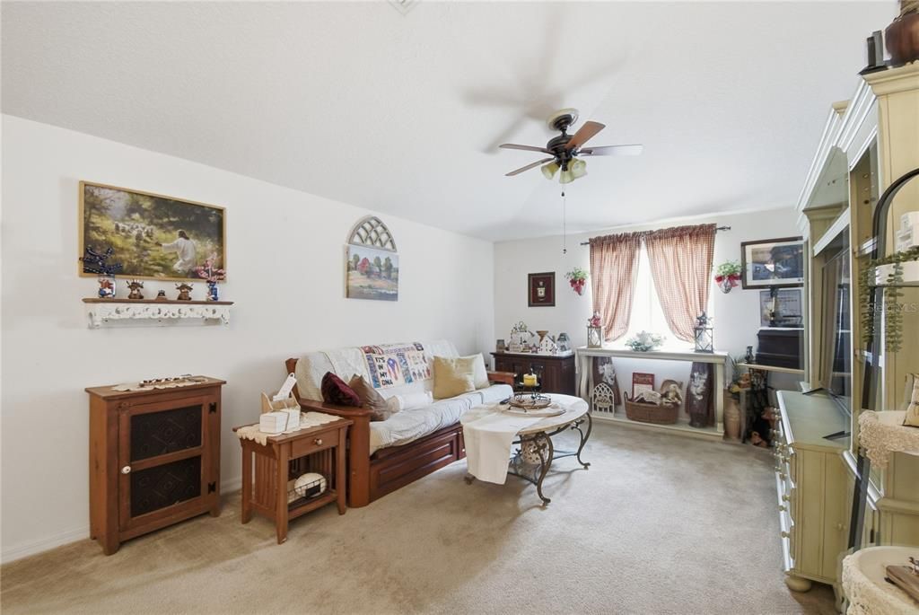En Venta: $410,000 (4 camas, 2 baños, 2582 Pies cuadrados)