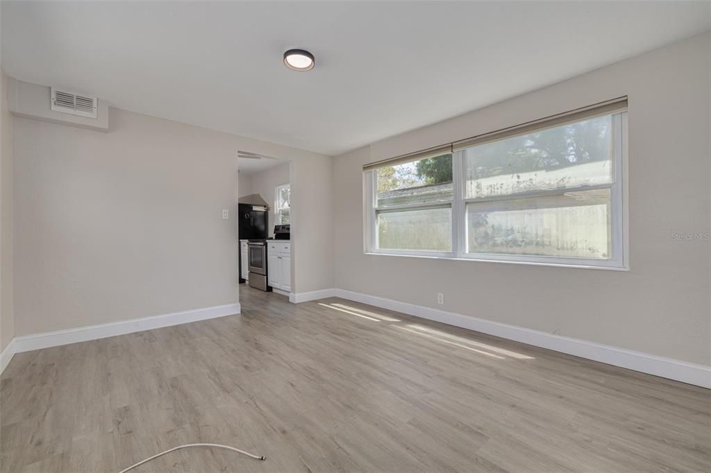 For Rent: $2,000 (2 beds, 1 baths, 828 Square Feet)
